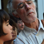 family-with-smartphone