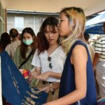 น้องๆจับค้องชิ้นงานของกลุ่มทอผ้าบ้านหนองลิงก่อนวางแผนออกแบบ