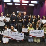 มอบรางวัลให้กับ 2ทีม ผู้ได้รับการคัดเลือก
