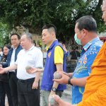 โยนลูก EM Ball เพื่อปรับสภาพน้ำในลำคลอง