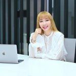 คุณนีนี่ วู_ชุดขาว