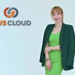 คุณนีนี่ วู_ชุดเขียว_โลโก้