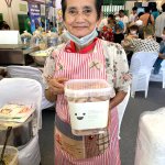 คุณยายวรรณา อินมี เจ้าของขนมทองม้วนข้าวทิพย์