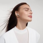 FreeBuds-SE3_Product_Creative-lifestyle-shot_Headquarter_Kila_创拍_-Creative-Lifestyle-Shot_沉浸聆听_米色_女模_JPG