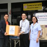 2) เบน ลิน มอบสิ่งของแก่ นพ.กนกพจน์ จันทร์ภิว_0