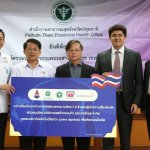 05_ภาพการส่งมอบชุดตรวจหาโปรตีนในปัสสาวะ (urine dipstick) เพื่อคัดกรองโรคไต