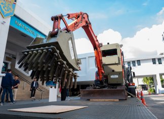 สวทช. เปิดตัว ต้นแบบรถขุดตักดัดแปลงทำลายทุ่นระเบิด PMN-2