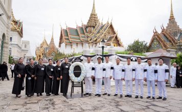ยิบอินซอย ร่วมบำเพ็ญกุศลถวายพระบรมศพ สมเด็จพระบรมราชชนนีพันปีหลวง